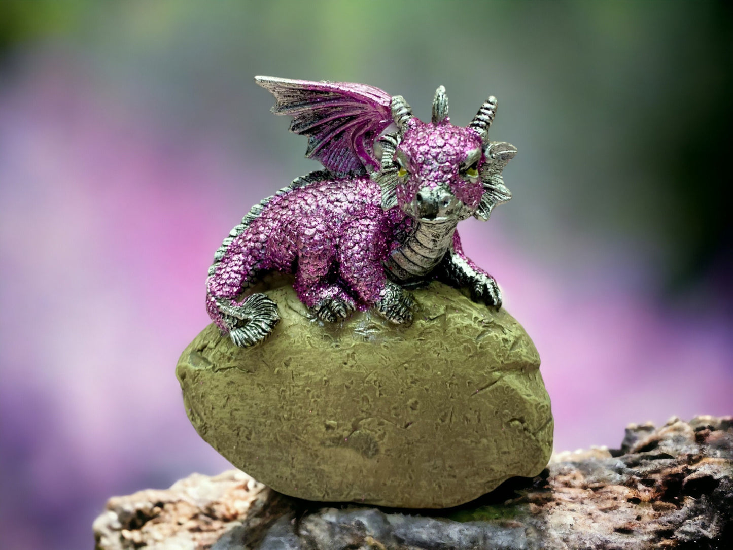 Figurine de dragon violet mystique sur rocher - Statue de dragon décorative en résine, 13 cm - Cadeau pour passionné de fantaisie