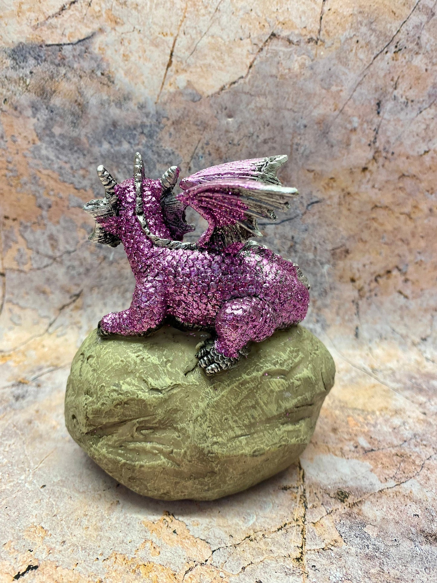 Figurine de dragon violet mystique sur rocher - Statue de dragon décorative en résine, 13 cm - Cadeau pour passionné de fantaisie