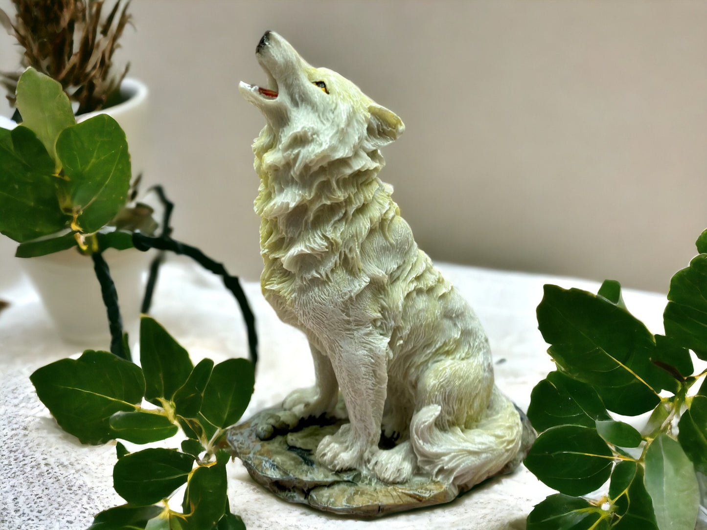 Majestätische Wolfsstatue aus Kunstharz – Heulende Wildnisfigur, naturalistische Tierskulptur, rustikale Heimdekoration, 14 x 11 cm