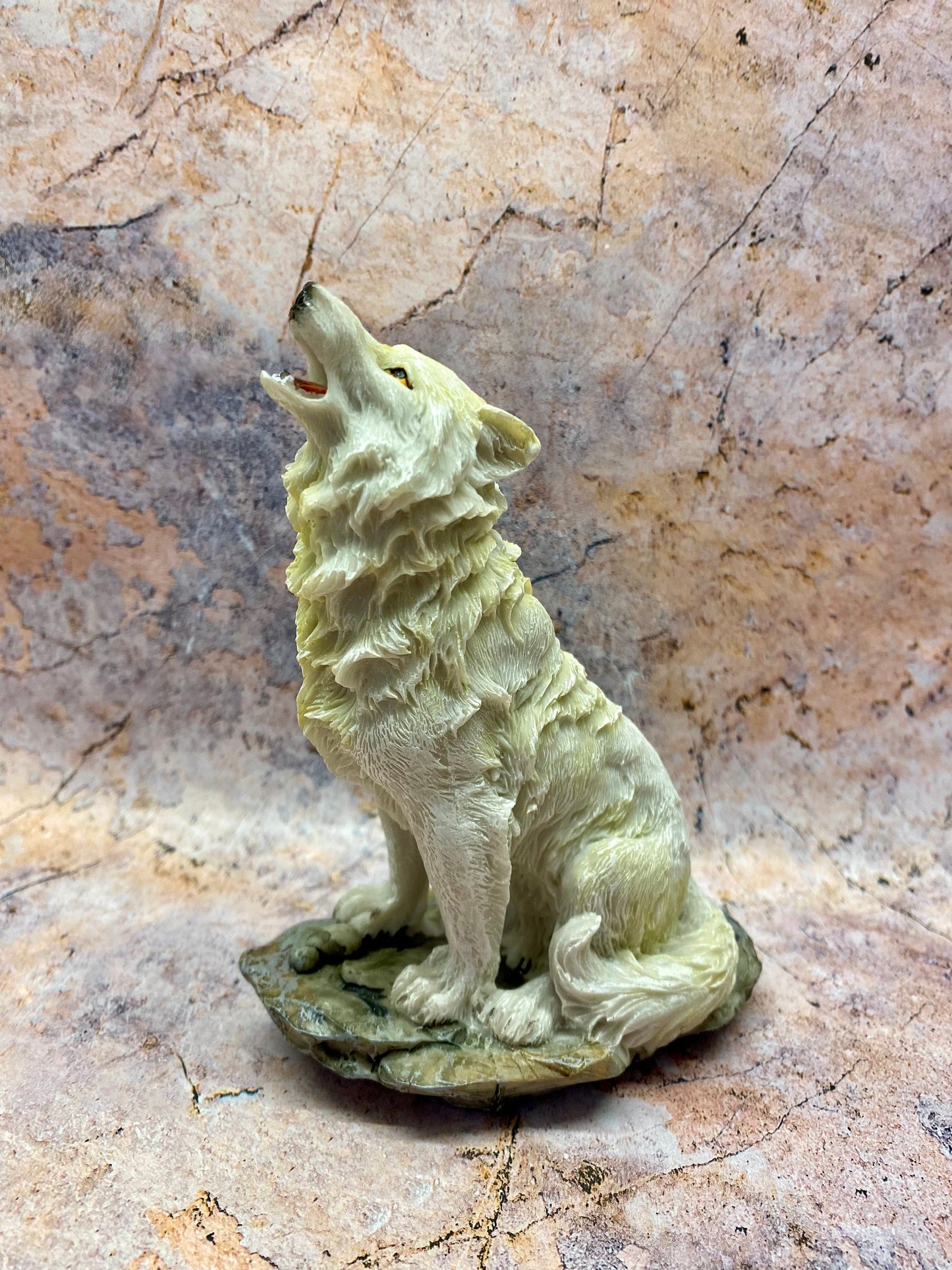 Majestätische Wolfsstatue aus Kunstharz – Heulende Wildnisfigur, naturalistische Tierskulptur, rustikale Heimdekoration, 14 x 11 cm