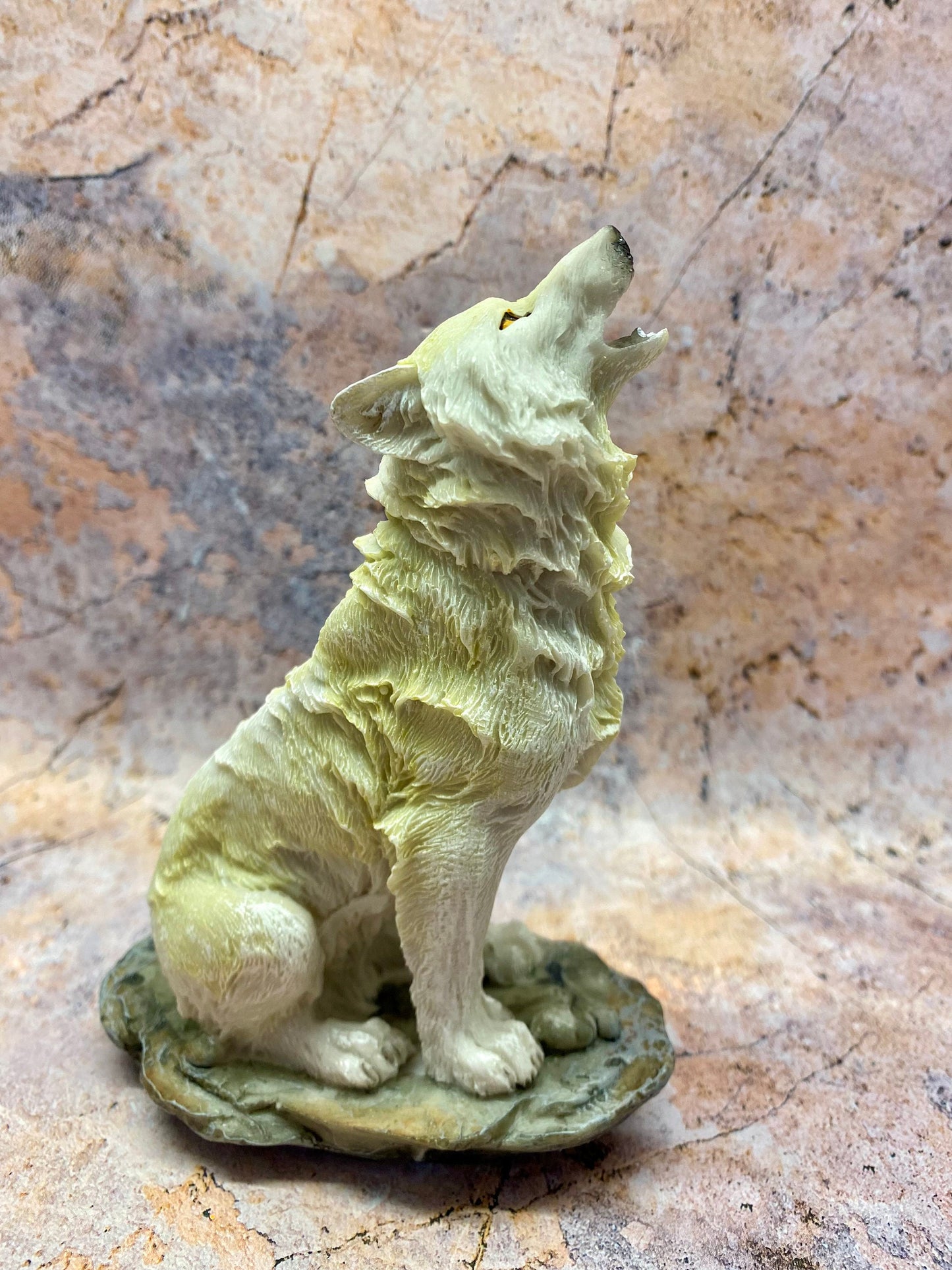 Statue de loup majestueuse en résine - Figurine de la nature sauvage hurlante, sculpture animale naturaliste, décoration d'intérieur rustique, 14 x 11 cm