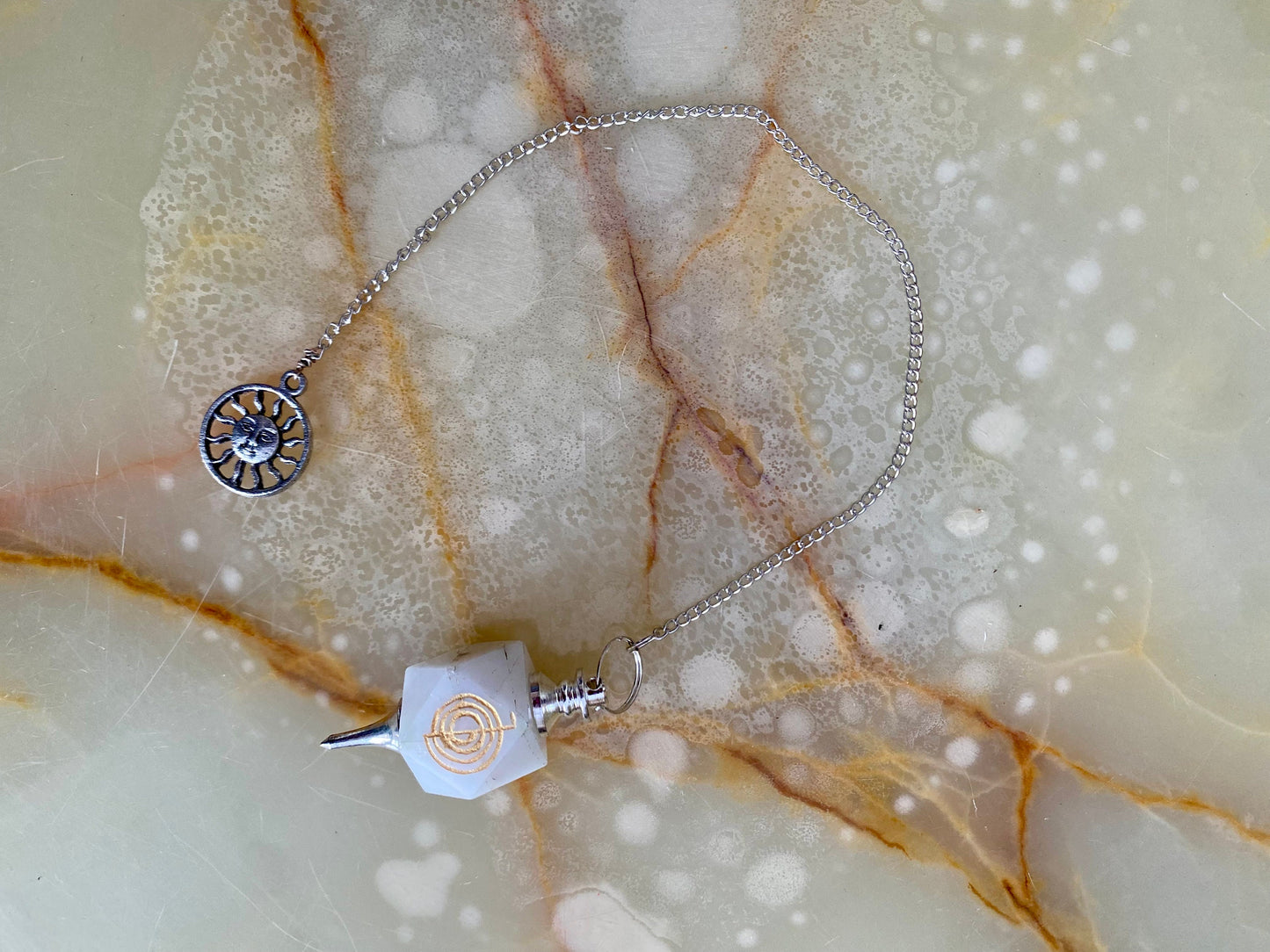 Pendule en agate blanche Cho Ku Rei avec breloque solaire - Outil de radiesthésie pour la guérison énergétique, pendentif en chaîne d'équilibrage spirituel, divination chargée de Reiki