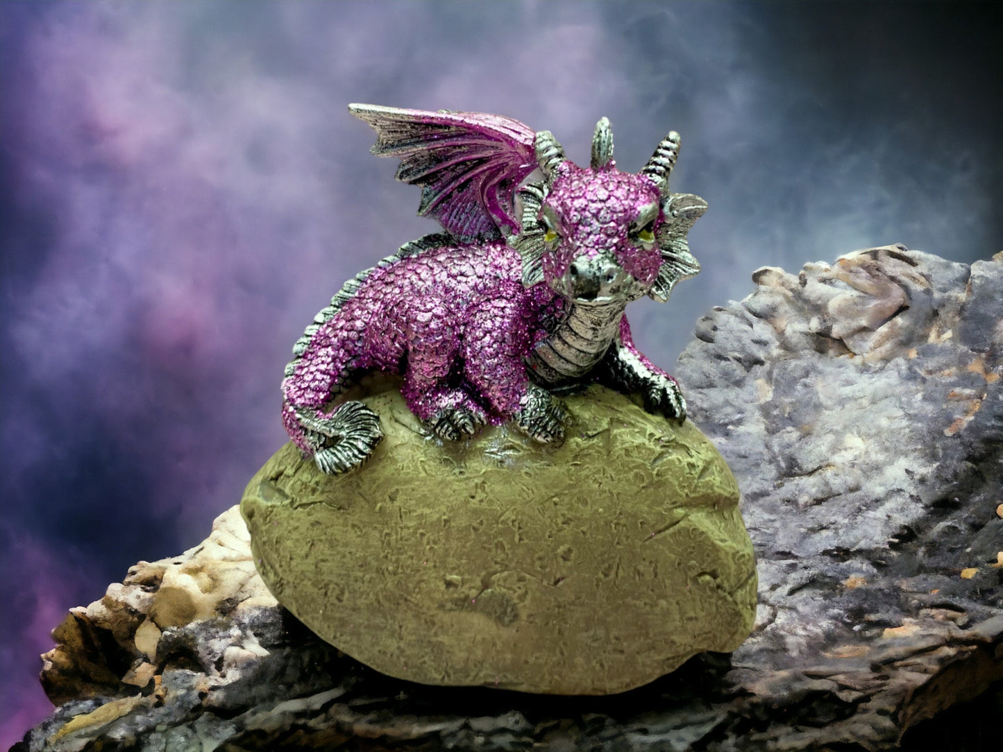 Figurine de dragon violet mystique sur rocher - Statue de dragon décorative en résine, 13 cm - Cadeau pour passionné de fantaisie