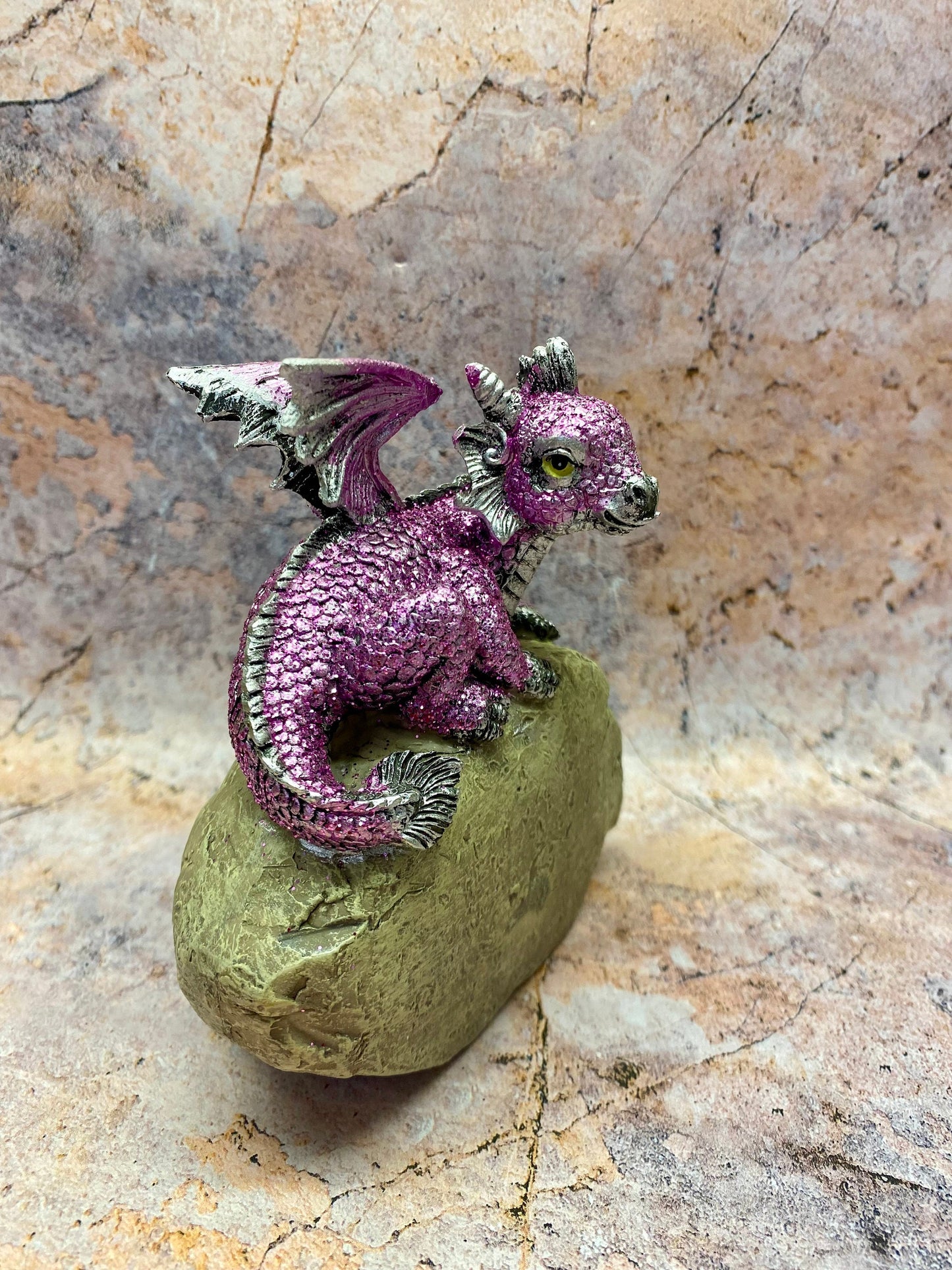 Figurine de dragon violet mystique sur rocher - Statue de dragon décorative en résine, 13 cm - Cadeau pour passionné de fantaisie