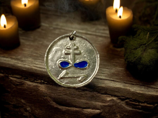 Pendentif amulette pour confondre et vaincre l'ennemi | Talisman en étain sans plomb | Breloque magique protectrice avec cordon | Cadeau de bijoux mystiques à symbole occulte