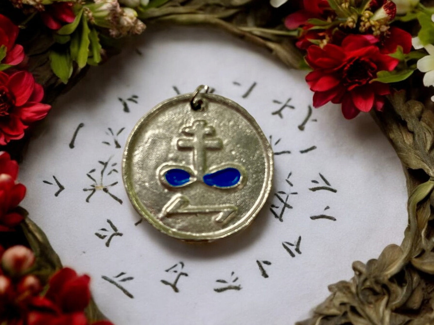 Pendentif amulette pour confondre et vaincre l'ennemi | Talisman en étain sans plomb | Breloque magique protectrice avec cordon | Cadeau de bijoux mystiques à symbole occulte