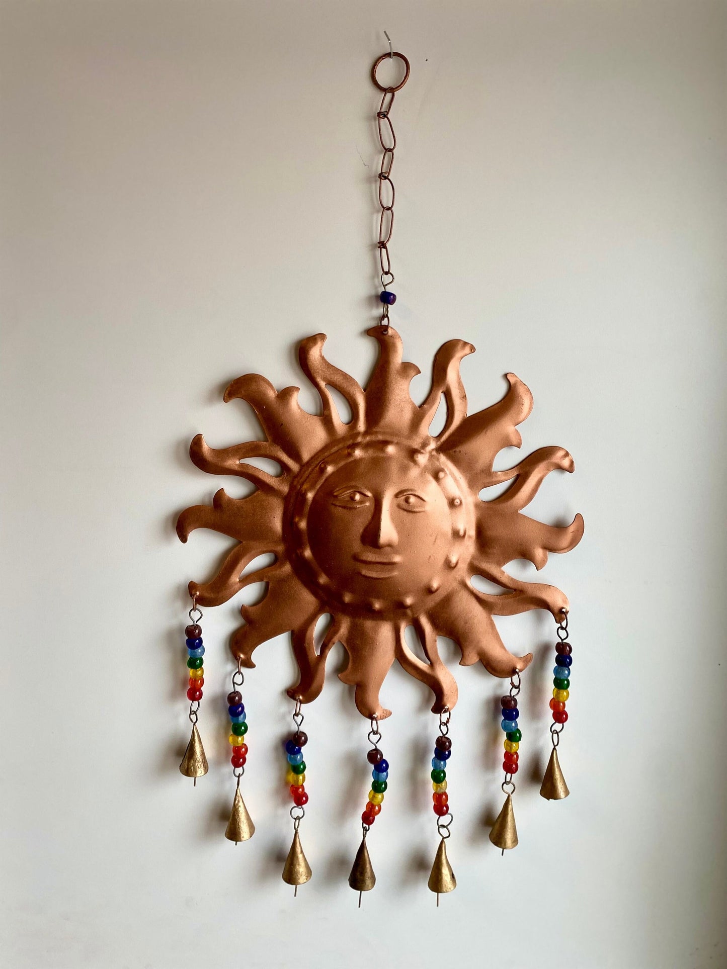 Handgefertigter Wandbehang in Form einer Sonne aus Kupfer mit bunten Perlen und Glöckchen – 60 x 35 cm Boho-Dekor